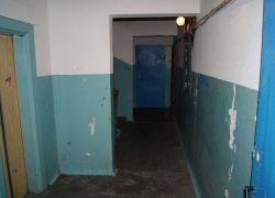 Незнакомец в подъезде попросил у воронежца послушать музыку и ограбил его