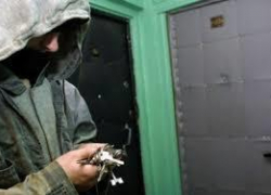 Норковую шубу и инструменты украли из подъезда в Воронеже