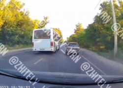 Безрассудный маневр автобуса напугал водителей в Воронежской области