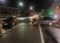 Женщина и ребенок пострадали в ДТП с иномарками в Воронеже