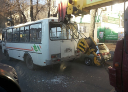 В Воронеже автокран врезался в «Пазик» маршрут 58в