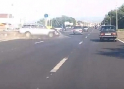 На видео попало, как лихач на "Волге" улетает в отбойник на въезде в Воронеж