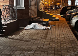 Тело выпавшей из окна пенсионерки обнаружили около высотки в Воронеже