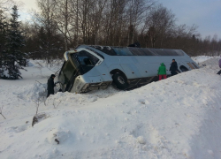Пассажирский автобус вылетел в кювет и перевернулся в Воронежской области