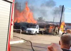 Мощный пожар записали на видео у Юго-Западного рынка Воронежа
