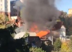 В Воронеже 25 человек тушили пылающий частный дом