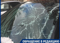 Снег с крыши безжалостно расколошматил иномарку в Воронеже 