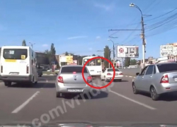 Самоуверенный «ПАЗик» нелепо оторвал фару у воронежской иномарки