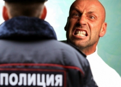 Пьяный воронежец набросился на улице на полицейского