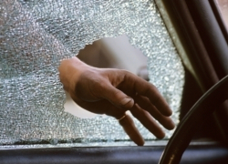 22-летний воронежец разбил окно в "Ауди А4" и украл сумку и видеорегистратор