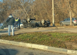 Массивный джип перевернулся на крышу на проезжей части в Воронеже 
