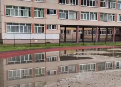 "Такой треш": потоп возле лицея засняли на видео воронежцы