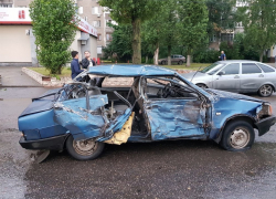 Жуткие фотографии развороченной ПАЗиком в Воронеже легковушки опубликовали в Сети 
