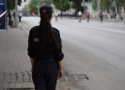 Женщина покусала за грудь полицейскую на допросе в Воронеже