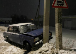 Пьяный подросток на «Жигулях» въехал в столб в Воронежской области