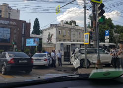 Жесткое ДТП с участием автобуса и легковушки случилось в центре Воронежа