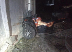 Девушка на снегоболотоходе влетела в дом в Воронежской области 