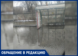 Огромная грязевая лужа взяла в заложники остановку в Воронеже 