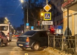 Автомобиль снес забор и вылетел на тротуар в Воронеже 