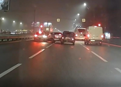 Момент массового ДТП со скольжением попал на видео в Воронеже