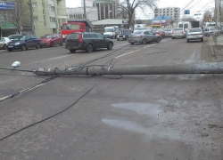 В Воронеже упавший электрический столб перекрыл движение по Московскому проспекту