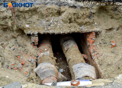 Казус: Семилукский подрядчик засыпал канализацию во дворе, занимаясь его благоустройством 