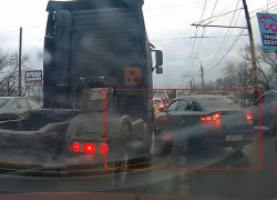 Почему нельзя «лезть» под фуру, наглядно показали в Воронеже