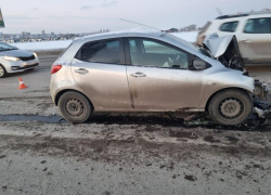 Один автомобиль отбросило на другой из-за ДТП на дамбе Чернавского моста в Воронеже