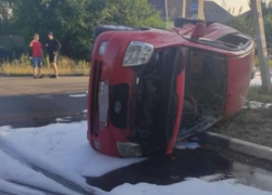 Kia Picanto опрокинулась после столкновения с Toyota Camry в Воронеже 