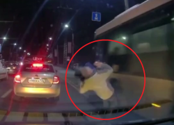 За долю секунды: воронежец чудом не оказался под колесами автобуса