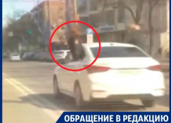 Девушки в полицейской форме покуражились на иномарке в Воронеже