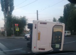 Маршрутка перевернулась около торгового центра в Воронеже 