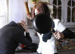 Суровая женщина избила воронежца кастрюлей и вонзила в него нож 