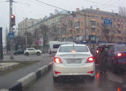 Попрошайка в центре Воронежа швырнула мелочь в салон автомобиля