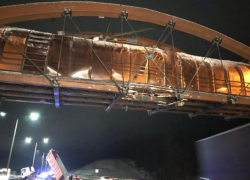 Поврежденный грузовиком пешеходный мост разберут под Воронежем