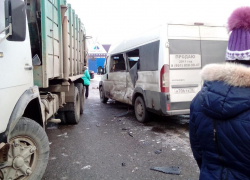 В Воронеже мусоровоз протаранил маршрутку 
