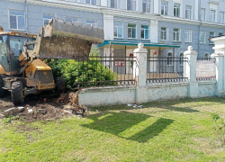 Стала известна точная дата постройки старинного забора, который снесли у школы в Воронеже