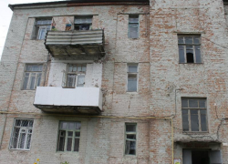 Кусок стены рухнул на кровать в жутком воронежском доме