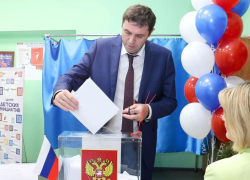 На выборах депутатов Госдумы проголосовал мэр Воронежа Сергей Петрин