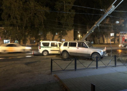 Машина приставов снесла столб в Воронеже