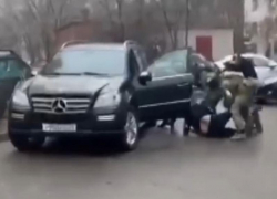 Опубликовано видео задержания владельца подпольного казино прямо в его Mercedes в Воронеже 