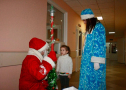 Полицейские стали Дедом Морозом для детей в воронежской больнице