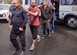 Колонну из задержанных мигрантов на Адмиралтейской площади сняли на видео в Воронеже