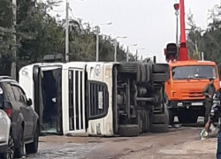 Опубликовано фото перевернутой фуры на дороге в Воронеже 