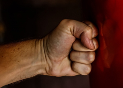 В Воронеже пенсионер ударил знакомого ножом в живот и бросил умирать