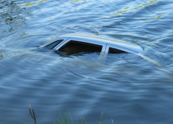 Под Воронежем иномарка вылетела в пруд: водитель погиб, пассажир без вести пропал