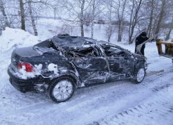 Снесли знак и опрокинулись в кювет: двое воронежцев и ребенок чудом выжили после заноса на изгибе трассы