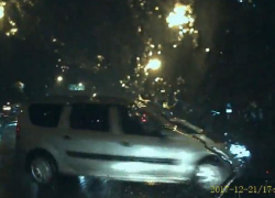 В Воронеже на видео попал момент нелепого ДТП у автовокзала