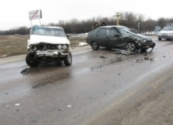 В Воронежской области на «встерчке» столкнулись две легковушки: женщина в больнице
