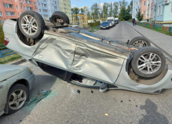 Опубликовано фото перевернутого Volkswagen во дворе дома в Воронеже